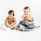 Två bebisar sitter på golvet och leker med Little Cirkus naturlig, ekologisk, baby & kids Wash (Star wash, duschtvål, tvål, shampoo, body wash) 