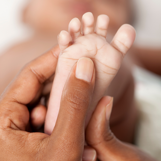 Mamma smörjer bebis fot med Little Cirkus naturlig ekologisk Baby Oil (baby olja, bebisolja, Let it oil)